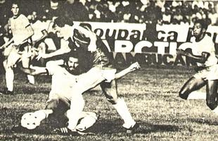 Mais uma imagem do primeiro amistoso internacional da Seleo Brasileira no Recife. Em 19 de maio de1982, o Brasil ficou no empate em 1 a 1 com a Sua. Agora, o com o eterno Scrates em ao