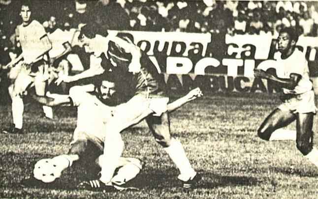 Mais uma imagem do primeiro amistoso internacional da Seleo Brasileira no Recife. Em 19 de maio de1982, o Brasil ficou no empate em 1 a 1 com a Sua. Agora, o com o eterno Scrates em ao