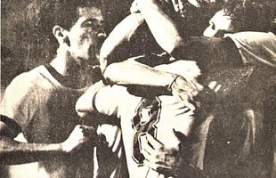 A Seleo Brasileira e a Seleo do Uruguai se encontraram pela primeira vez no Recife no dia 2 de maio de 1985. Diante de 59.946 torcedores no Arruda, vitria veio com gols de Careca e Alemo
