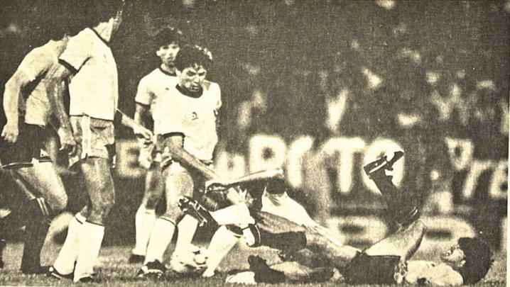 Mais uma imagem da dia em que a Seleo Brasileira e a Seleo do Uruguai se encontraram pela primeira vez no Recife, no dia 2 de maio de 1985. Diante de 59.946 torcedores no Arruda, vitria veio com gols de Careca e Alemo