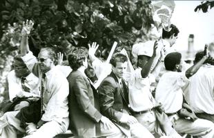 O Recife viveu um dia inesquecvel em 19 de julho de 1994. Na Avenida Boa Viagem, a carreata do tetracampeonato mundial, com a Taa Fifa. Mais de 1,5 milho de pernambucanos tomaram conta da orla no desfile dos campees, na primeira parada no pas