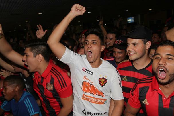 'Estou feliz. Meu desejo era de voltar e reencontrar essa torcida. Esse grito.  muito gratificante. Estou muito feliz. Tenho certeza que o carinho da torcida por mim  grande. E eu estou, tambm, de braos abertos para recebe-los. Eu estou de volta pra casa', disse o camisa 87 do Leo