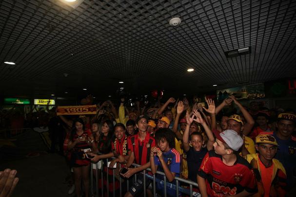 'Estou feliz. Meu desejo era de voltar e reencontrar essa torcida. Esse grito.  muito gratificante. Estou muito feliz. Tenho certeza que o carinho da torcida por mim  grande. E eu estou, tambm, de braos abertos para recebe-los. Eu estou de volta pra casa', disse o camisa 87 do Leo