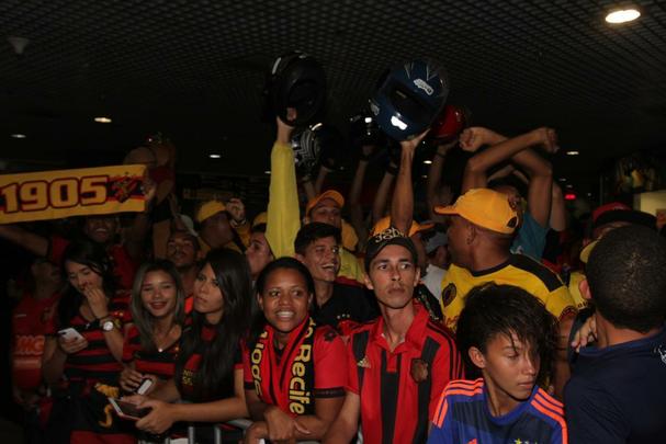 'Estou feliz. Meu desejo era de voltar e reencontrar essa torcida. Esse grito.  muito gratificante. Estou muito feliz. Tenho certeza que o carinho da torcida por mim  grande. E eu estou, tambm, de braos abertos para recebe-los. Eu estou de volta pra casa', disse o camisa 87 do Leo