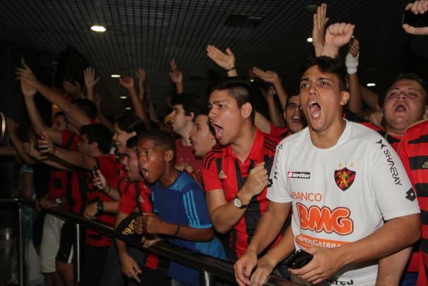 'Estou feliz. Meu desejo era de voltar e reencontrar essa torcida. Esse grito.  muito gratificante. Estou muito feliz. Tenho certeza que o carinho da torcida por mim  grande. E eu estou, tambm, de braos abertos para recebe-los. Eu estou de volta pra casa', disse o camisa 87 do Leo