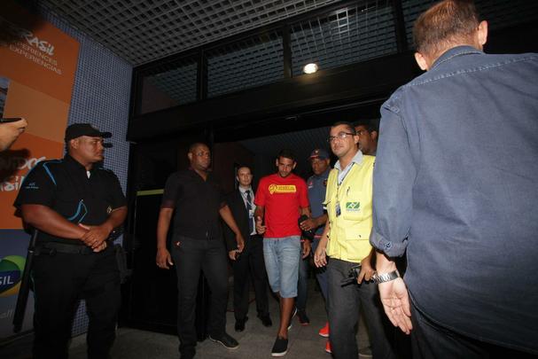 'Estou feliz. Meu desejo era de voltar e reencontrar essa torcida. Esse grito.  muito gratificante. Estou muito feliz. Tenho certeza que o carinho da torcida por mim  grande. E eu estou, tambm, de braos abertos para recebe-los. Eu estou de volta pra casa', disse o camisa 87 do Leo