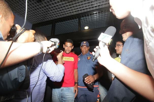 'Estou feliz. Meu desejo era de voltar e reencontrar essa torcida. Esse grito.  muito gratificante. Estou muito feliz. Tenho certeza que o carinho da torcida por mim  grande. E eu estou, tambm, de braos abertos para recebe-los. Eu estou de volta pra casa', disse o camisa 87 do Leo