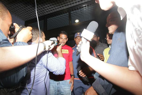 'Estou feliz. Meu desejo era de voltar e reencontrar essa torcida. Esse grito.  muito gratificante. Estou muito feliz. Tenho certeza que o carinho da torcida por mim  grande. E eu estou, tambm, de braos abertos para recebe-los. Eu estou de volta pra casa', disse o camisa 87 do Leo