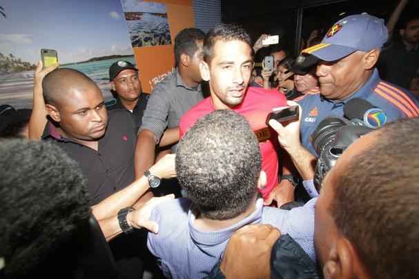 'Estou feliz. Meu desejo era de voltar e reencontrar essa torcida. Esse grito.  muito gratificante. Estou muito feliz. Tenho certeza que o carinho da torcida por mim  grande. E eu estou, tambm, de braos abertos para recebe-los. Eu estou de volta pra casa', disse o camisa 87 do Leo