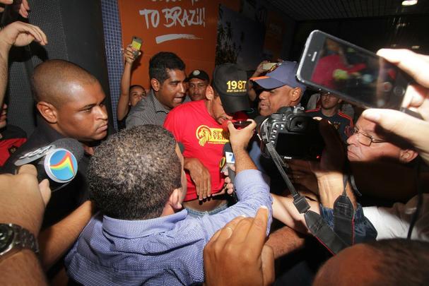 'Estou feliz. Meu desejo era de voltar e reencontrar essa torcida. Esse grito.  muito gratificante. Estou muito feliz. Tenho certeza que o carinho da torcida por mim  grande. E eu estou, tambm, de braos abertos para recebe-los. Eu estou de volta pra casa', disse o camisa 87 do Leo