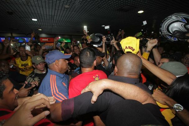 'Estou feliz. Meu desejo era de voltar e reencontrar essa torcida. Esse grito.  muito gratificante. Estou muito feliz. Tenho certeza que o carinho da torcida por mim  grande. E eu estou, tambm, de braos abertos para recebe-los. Eu estou de volta pra casa', disse o camisa 87 do Leo