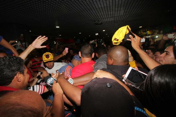 'Estou feliz. Meu desejo era de voltar e reencontrar essa torcida. Esse grito.  muito gratificante. Estou muito feliz. Tenho certeza que o carinho da torcida por mim  grande. E eu estou, tambm, de braos abertos para recebe-los. Eu estou de volta pra casa', disse o camisa 87 do Leo