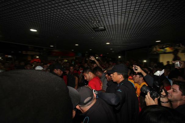 'Estou feliz. Meu desejo era de voltar e reencontrar essa torcida. Esse grito.  muito gratificante. Estou muito feliz. Tenho certeza que o carinho da torcida por mim  grande. E eu estou, tambm, de braos abertos para recebe-los. Eu estou de volta pra casa', disse o camisa 87 do Leo