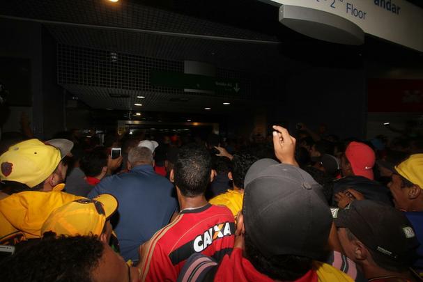 'Estou feliz. Meu desejo era de voltar e reencontrar essa torcida. Esse grito.  muito gratificante. Estou muito feliz. Tenho certeza que o carinho da torcida por mim  grande. E eu estou, tambm, de braos abertos para recebe-los. Eu estou de volta pra casa', disse o camisa 87 do Leo