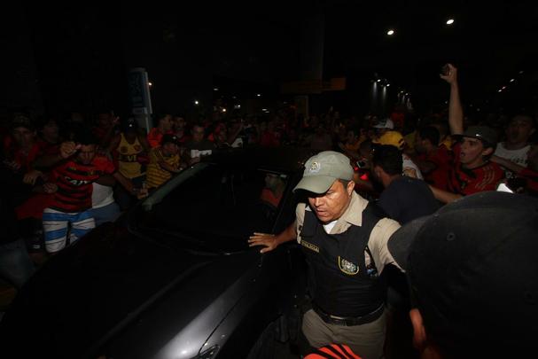'Estou feliz. Meu desejo era de voltar e reencontrar essa torcida. Esse grito.  muito gratificante. Estou muito feliz. Tenho certeza que o carinho da torcida por mim  grande. E eu estou, tambm, de braos abertos para recebe-los. Eu estou de volta pra casa', disse o camisa 87 do Leo