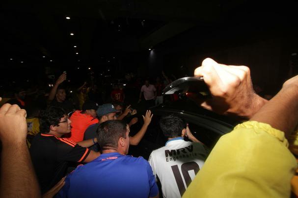 'Estou feliz. Meu desejo era de voltar e reencontrar essa torcida. Esse grito.  muito gratificante. Estou muito feliz. Tenho certeza que o carinho da torcida por mim  grande. E eu estou, tambm, de braos abertos para recebe-los. Eu estou de volta pra casa', disse o camisa 87 do Leo