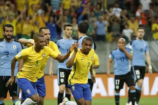 Clássico Sul-Americano entre Brasil e Uruguai, movimentado, teve três gols somente no primeiro tempo