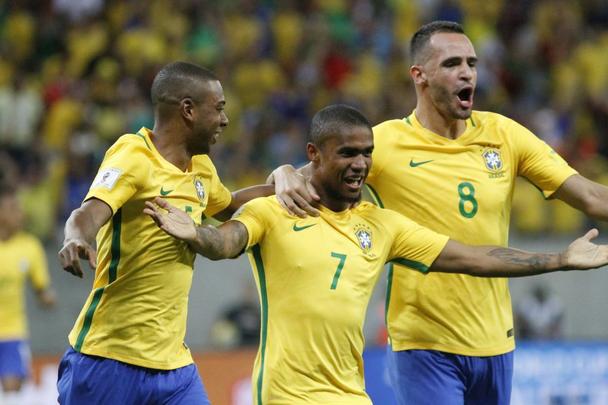 Clssico Sul-Americano entre Brasil e Uruguai, movimentado, teve trs gols somente no primeiro tempo