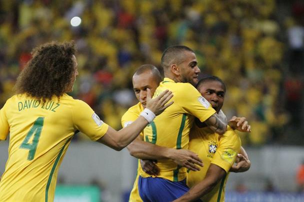 Clssico Sul-Americano entre Brasil e Uruguai, movimentado, teve trs gols somente no primeiro tempo