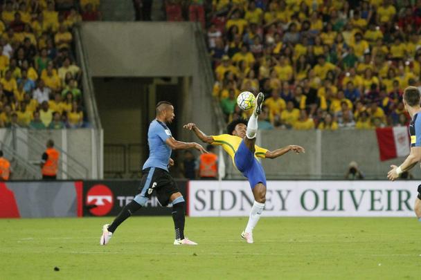 Seleo Brasileira caiu de produo, Uruguai chegou ao empate e jogo seguiu equilibrado at o final