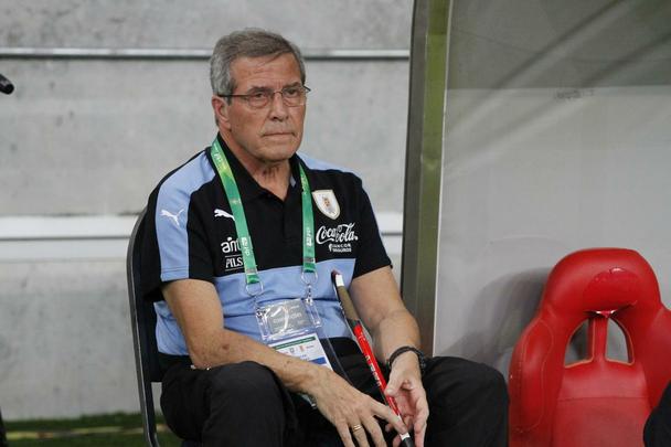 Seleo Brasileira caiu de produo, Uruguai chegou ao empate e jogo seguiu equilibrado at o final