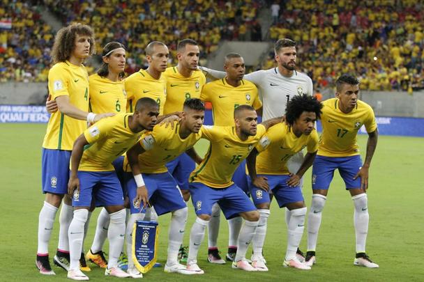 Seleo Brasileira caiu de produo, Uruguai chegou ao empate e jogo seguiu equilibrado at o final
