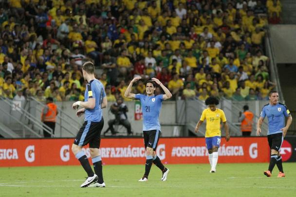 Seleo Brasileira caiu de produo, Uruguai chegou ao empate e jogo seguiu equilibrado at o final