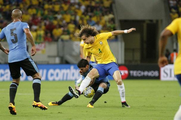 Seleo Brasileira caiu de produo, Uruguai chegou ao empate e jogo seguiu equilibrado at o final