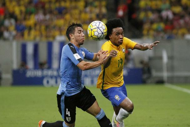 Seleo Brasileira caiu de produo, Uruguai chegou ao empate e jogo seguiu equilibrado at o final