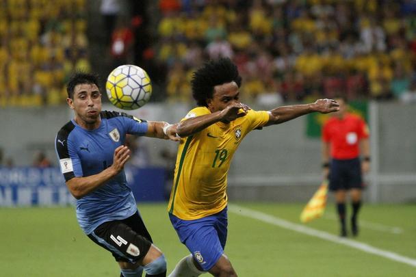 Seleo Brasileira caiu de produo, Uruguai chegou ao empate e jogo seguiu equilibrado at o final