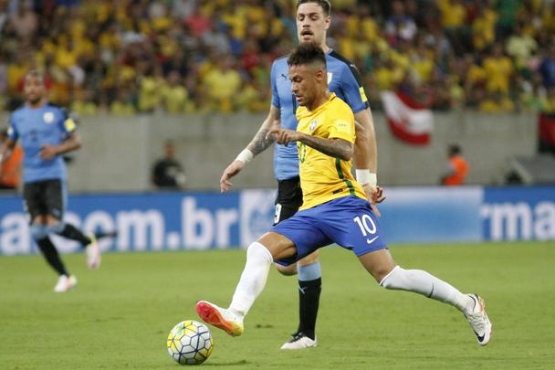 Seleo Brasileira caiu de produo, Uruguai chegou ao empate e jogo seguiu equilibrado at o final
