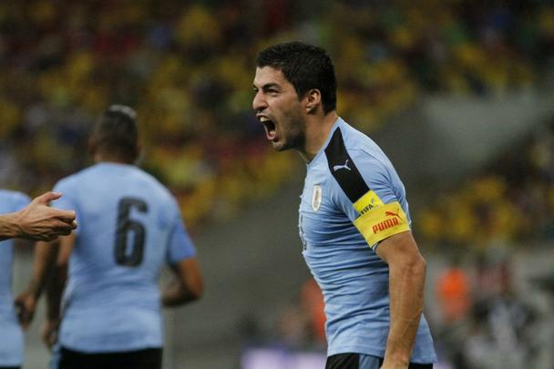 Seleo Brasileira caiu de produo, Uruguai chegou ao empate e jogo seguiu equilibrado at o final