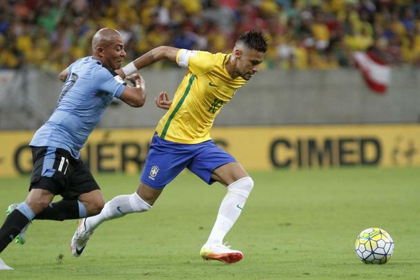 Seleo Brasileira caiu de produo, Uruguai chegou ao empate e jogo seguiu equilibrado at o final