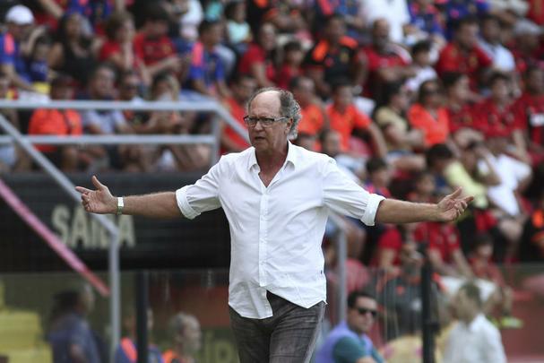 O Salgueiro vem se especializando em ser o carrasco do Sport. Neste domingo, apresentando um futebol mais organizado em campo. O Carcar saiu da Ilha do Retiro com uma vitria por 1 a 0