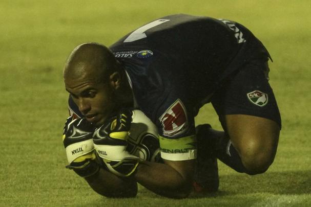 O Salgueiro vem se especializando em ser o carrasco do Sport. Neste domingo, apresentando um futebol mais organizado em campo. O Carcar saiu da Ilha do Retiro com uma vitria por 1 a 0
