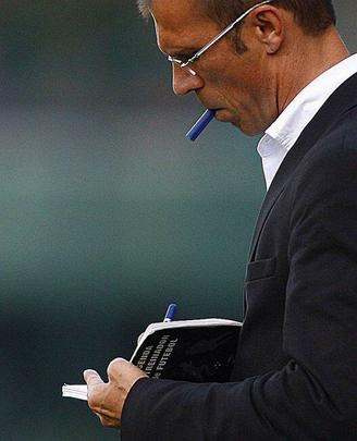 De volta ao Brasil, Milton Mendes assumiu o comando do Paraná, onde ficou pouco tempo: entre dezembro de 2013 e março de 2014. 'Agradecemos o profissionalismo e o empenho de Milton Mendes e seu auxiliar Rodolfo Correia durante o tempo em que estiveram no comando técnico da equipe', declarou o presidente Rubens Bohlen, à época. Milton foi demitido após a desclassificação nas quartas de final do Paranaense, ao ser derrotado para o sub-23 do Atlético-PR, em plena Vila Capanema.