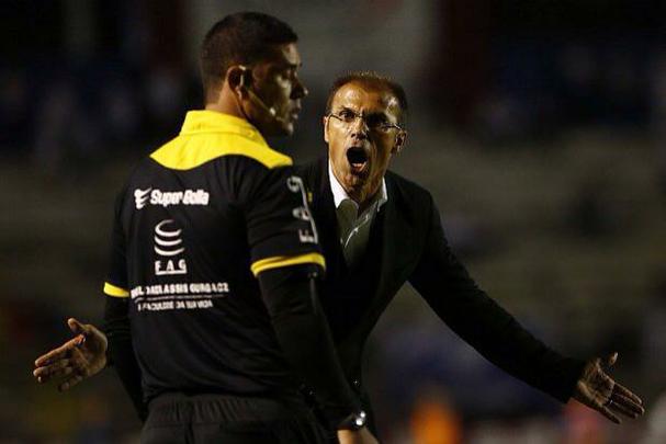 De volta ao Brasil, Milton Mendes assumiu o comando do Paraná, onde ficou pouco tempo: entre dezembro de 2013 e março de 2014. 'Agradecemos o profissionalismo e o empenho de Milton Mendes e seu auxiliar Rodolfo Correia durante o tempo em que estiveram no comando técnico da equipe', declarou o presidente Rubens Bohlen, à época. Milton foi demitido após a desclassificação nas quartas de final do Paranaense, ao ser derrotado para o sub-23 do Atlético-PR, em plena Vila Capanema.