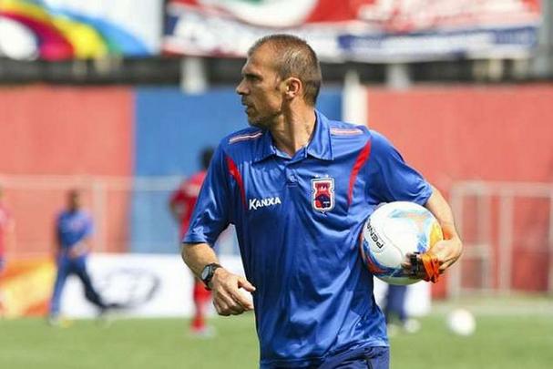 De volta ao Brasil, Milton Mendes assumiu o comando do Paraná, onde ficou pouco tempo: entre dezembro de 2013 e março de 2014. 'Agradecemos o profissionalismo e o empenho de Milton Mendes e seu auxiliar Rodolfo Correia durante o tempo em que estiveram no comando técnico da equipe', declarou o presidente Rubens Bohlen, à época. Milton foi demitido após a desclassificação nas quartas de final do Paranaense, ao ser derrotado para o sub-23 do Atlético-PR, em plena Vila Capanema.