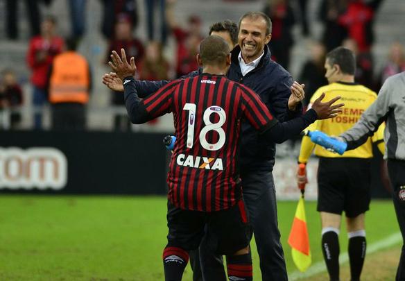 Milton Mendes chegou ao Atlético-PR em maio. Assumiu o time na reta final do Torneio da morte do Campeonato Paranaense. Salvou o time do rebaixamento, resgatou a confiança do grupo e chegou a levar o Furacão à liderança da Série A Brasileirão. À época, o treinador chamou atenção do país. Chegou a ser cogitado como um dos nomes preferidos da diretoria do Sport para substituir o então recém-demitido técnico Eduardo Baptista. Não aceitara. Porém, logo viu o time cair de produção no nacional e cair na tabela. Milton deixou o clube 11ª posição, com 38 pontos: somou 16 vitórias, cinco empates e 13 derrotas. No total, teve um aproveitamento de 51,9% em 34 partidas.
