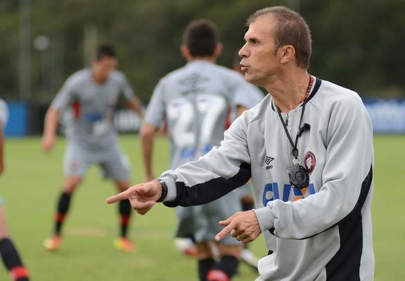 Milton Mendes chegou ao Atlético-PR em maio. Assumiu o time na reta final do Torneio da morte do Campeonato Paranaense. Salvou o time do rebaixamento, resgatou a confiança do grupo e chegou a levar o Furacão à liderança da Série A Brasileirão. À época, o treinador chamou atenção do país. Chegou a ser cogitado como um dos nomes preferidos da diretoria do Sport para substituir o então recém-demitido técnico Eduardo Baptista. Não aceitara. Porém, logo viu o time cair de produção no nacional e cair na tabela. Milton deixou o clube 11ª posição, com 38 pontos: somou 16 vitórias, cinco empates e 13 derrotas. No total, teve um aproveitamento de 51,9% em 34 partidas.