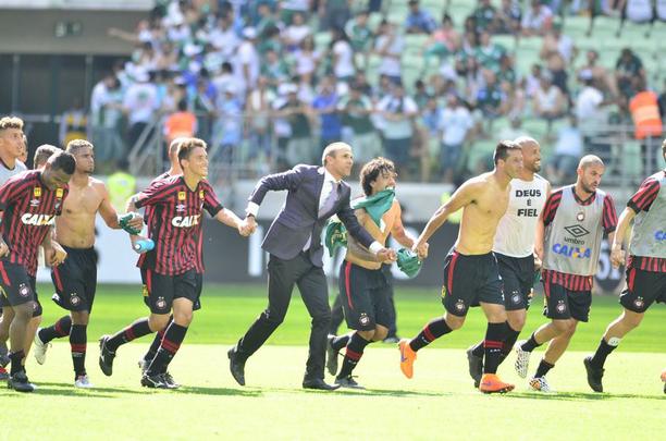 Milton Mendes chegou ao Atlético-PR em maio. Assumiu o time na reta final do Torneio da morte do Campeonato Paranaense. Salvou o time do rebaixamento, resgatou a confiança do grupo e chegou a levar o Furacão à liderança da Série A Brasileirão. À época, o treinador chamou atenção do país. Chegou a ser cogitado como um dos nomes preferidos da diretoria do Sport para substituir o então recém-demitido técnico Eduardo Baptista. Não aceitara. Porém, logo viu o time cair de produção no nacional e cair na tabela. Milton deixou o clube 11ª posição, com 38 pontos: somou 16 vitórias, cinco empates e 13 derrotas. No total, teve um aproveitamento de 51,9% em 34 partidas.