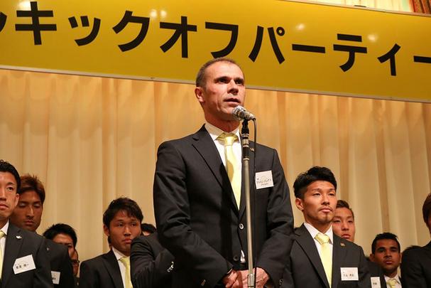 Aos 50 anos, o catarinense Milton Mendes foi pela primeira vez trabalhar no Japo no incio deste ano. Assumiu Kashiwa Reysol e ficou  frente do clube por apenas trs jogos, somando duas derrotas e um empate. No dia 10 de maro, alegando 'problemas de sade na famlia', o treinador pediu demisso para retornar ao Brasil at ser anunciado, neste ltimo dia 28, como novo treinador do Santa Cruz.