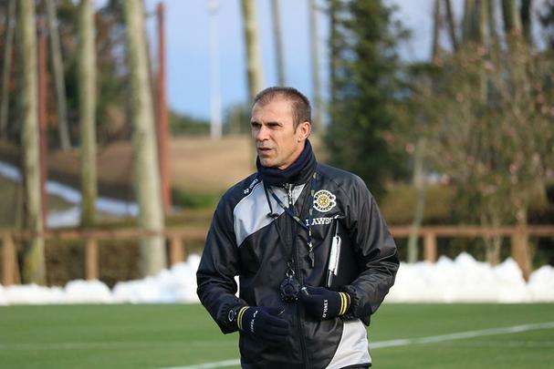Aos 50 anos, o catarinense Milton Mendes foi pela primeira vez trabalhar no Japo no incio deste ano. Assumiu Kashiwa Reysol e ficou  frente do clube por apenas trs jogos, somando duas derrotas e um empate. No dia 10 de maro, alegando 'problemas de sade na famlia', o treinador pediu demisso para retornar ao Brasil at ser anunciado, neste ltimo dia 28, como novo treinador do Santa Cruz.