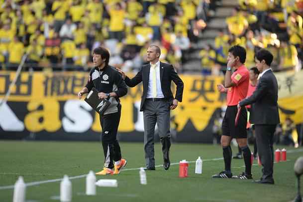 Aos 50 anos, o catarinense Milton Mendes foi pela primeira vez trabalhar no Japo no incio deste ano. Assumiu Kashiwa Reysol e ficou  frente do clube por apenas trs jogos, somando duas derrotas e um empate. No dia 10 de maro, alegando 'problemas de sade na famlia', o treinador pediu demisso para retornar ao Brasil at ser anunciado, no dia 28 de maro, como novo treinador do Santa Cruz e j conquistou os ttulos de campeo pernambucano e da Copa do Nordeste.