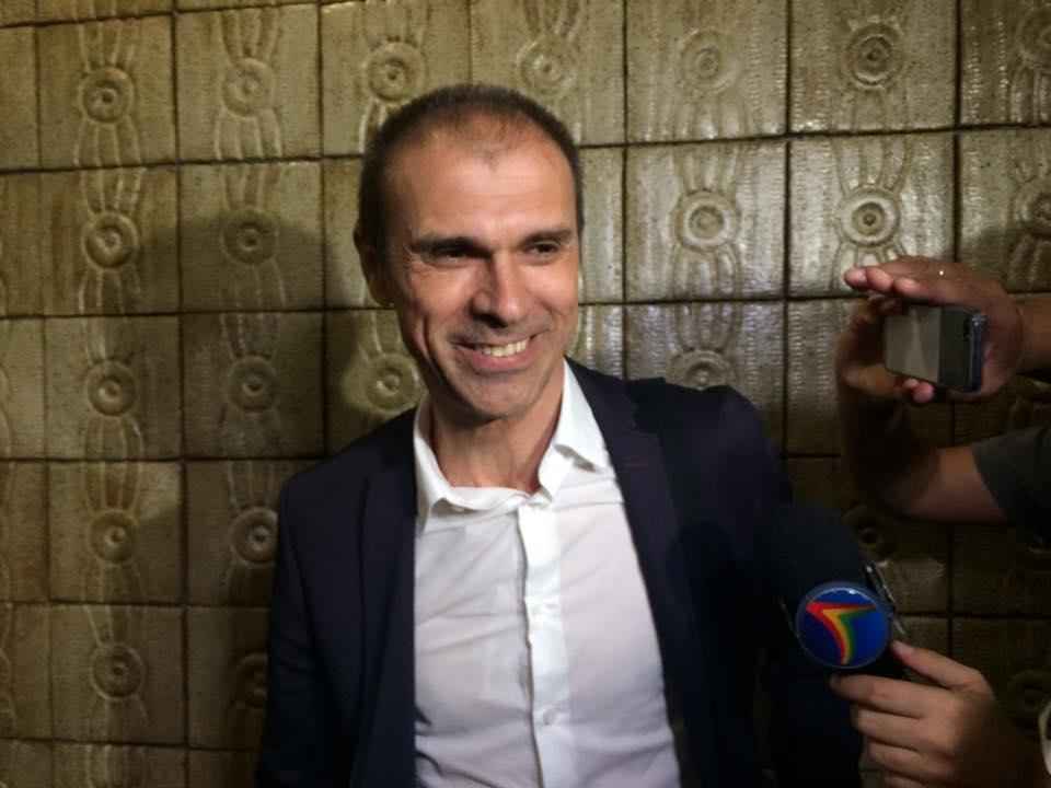 Com estilo formal de vestir, Milton Mendes desembarca na capital pernambucana para comandar o Tricolor