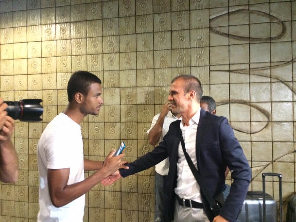 Com estilo formal de vestir, Milton Mendes desembarca na capital pernambucana para comandar o Tricolor