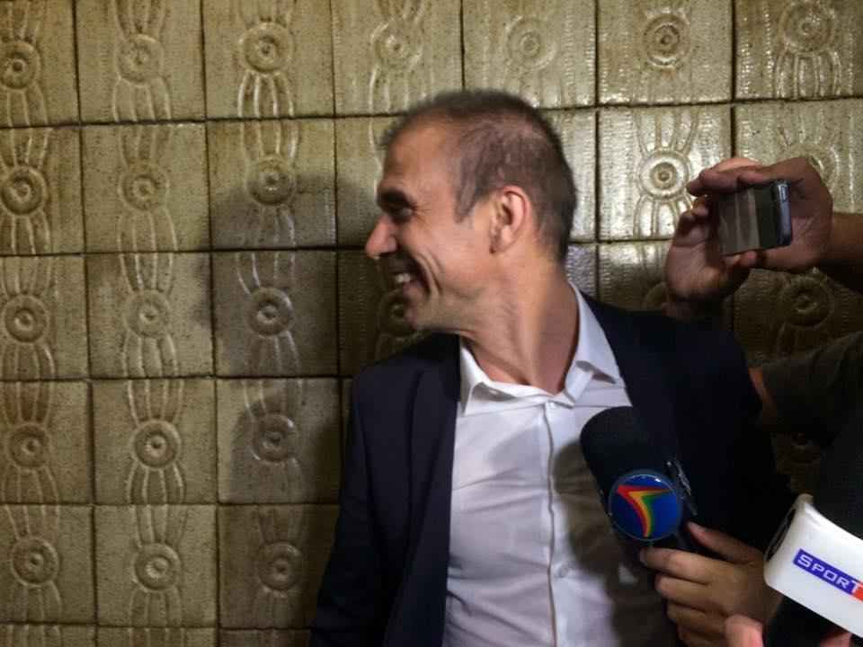 Com estilo formal de vestir, Milton Mendes desembarca na capital pernambucana para comandar o Tricolor