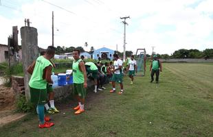 Jogadores do Amrica se preparam para o comeo do treino no campo do Inham, em Igarassu