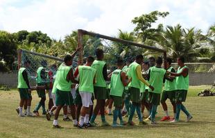 Jogadores do Amrica carregam barra para iniciar atividade em campo reduzido