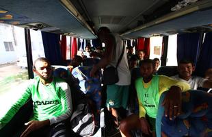 Jogadores do Amrica seguem para treinamento em Igarassu no micro-nibus do clube alvinegro